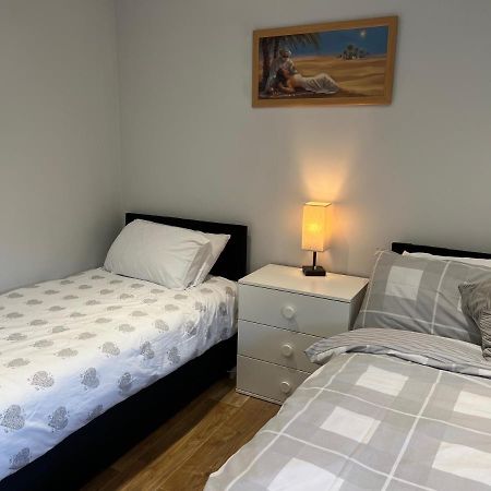 Mj Serviced Apartment Up To 6 Guest - Luxurious Living In West London Next To Tube Station & Central London Hanwell Bagian luar foto