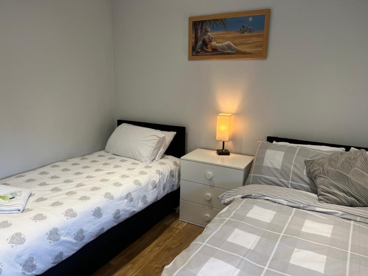 Mj Serviced Apartment Up To 6 Guest - Luxurious Living In West London Next To Tube Station & Central London Hanwell Bagian luar foto