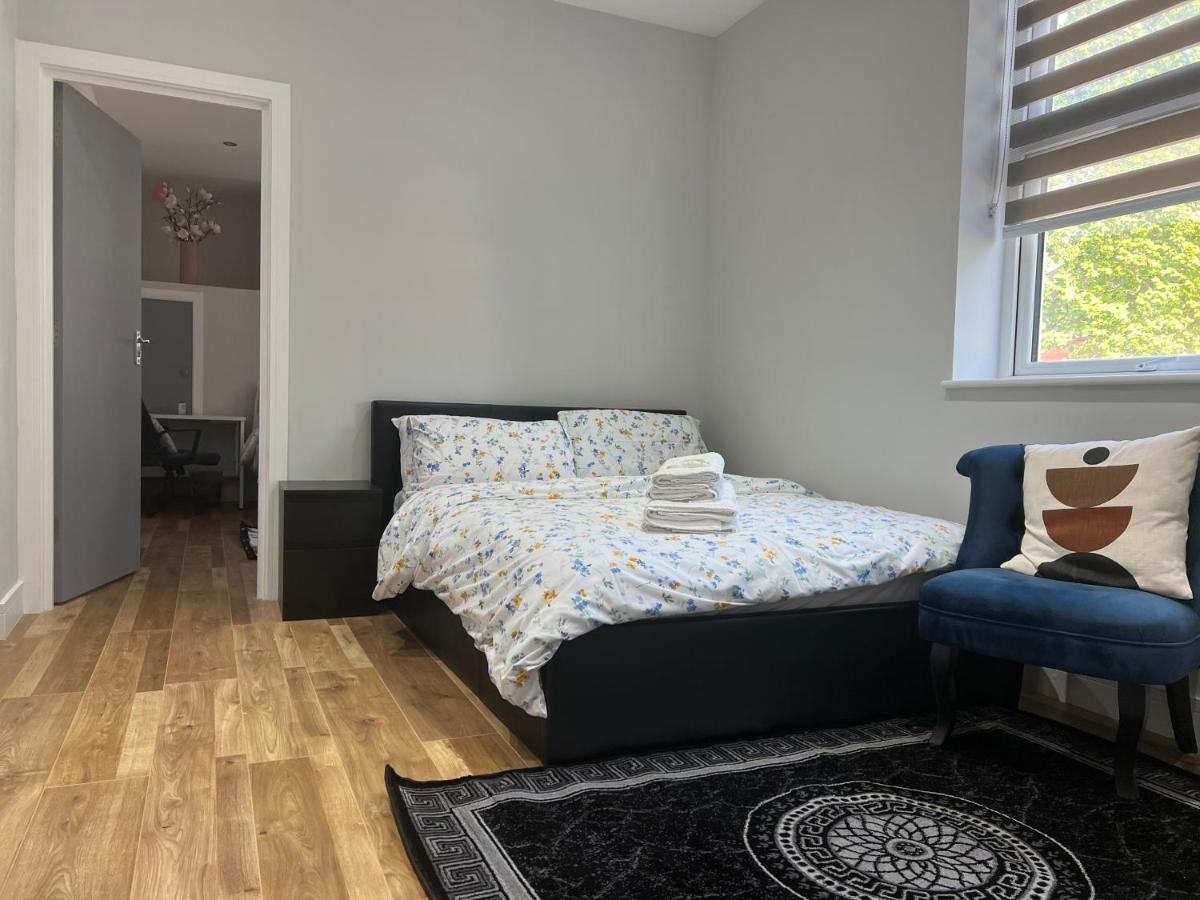 Mj Serviced Apartment Up To 6 Guest - Luxurious Living In West London Next To Tube Station & Central London Hanwell Bagian luar foto