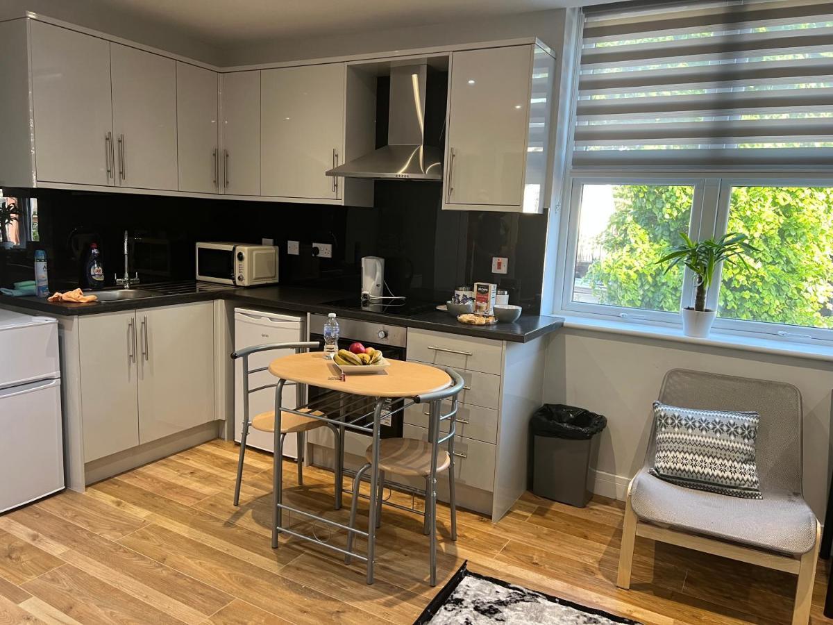 Mj Serviced Apartment Up To 6 Guest - Luxurious Living In West London Next To Tube Station & Central London Hanwell Bagian luar foto