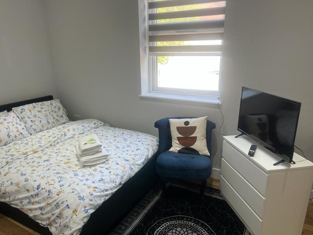 Mj Serviced Apartment Up To 6 Guest - Luxurious Living In West London Next To Tube Station & Central London Hanwell Bagian luar foto
