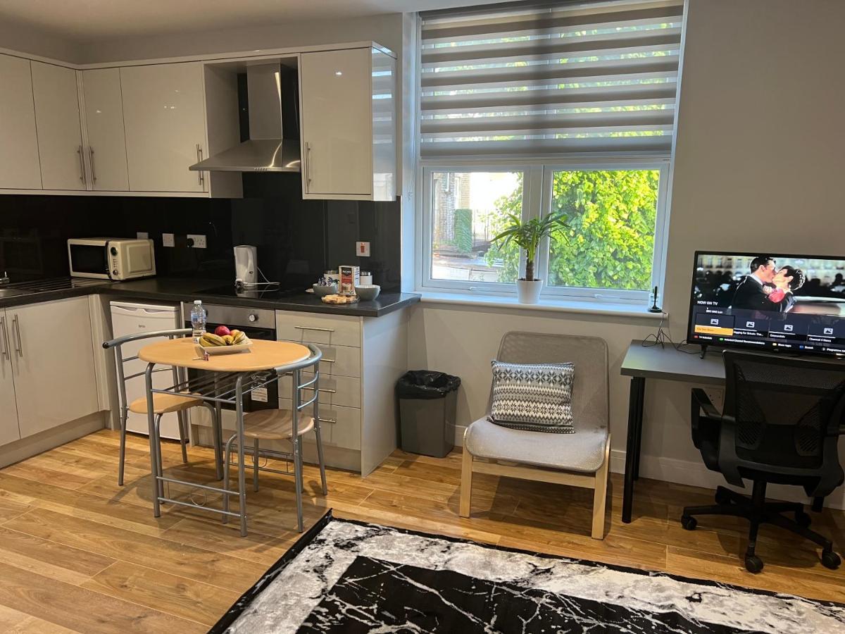 Mj Serviced Apartment Up To 6 Guest - Luxurious Living In West London Next To Tube Station & Central London Hanwell Bagian luar foto