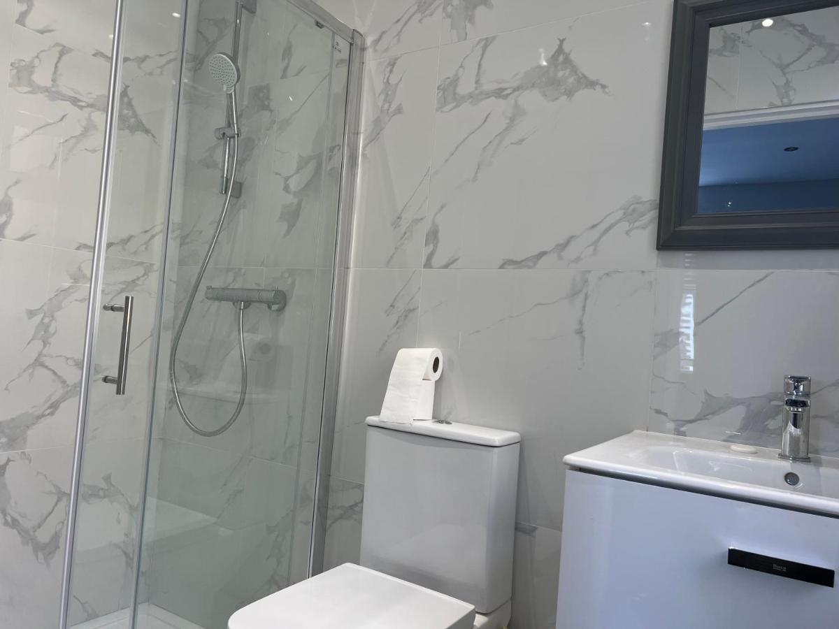 Mj Serviced Apartment Up To 6 Guest - Luxurious Living In West London Next To Tube Station & Central London Hanwell Bagian luar foto